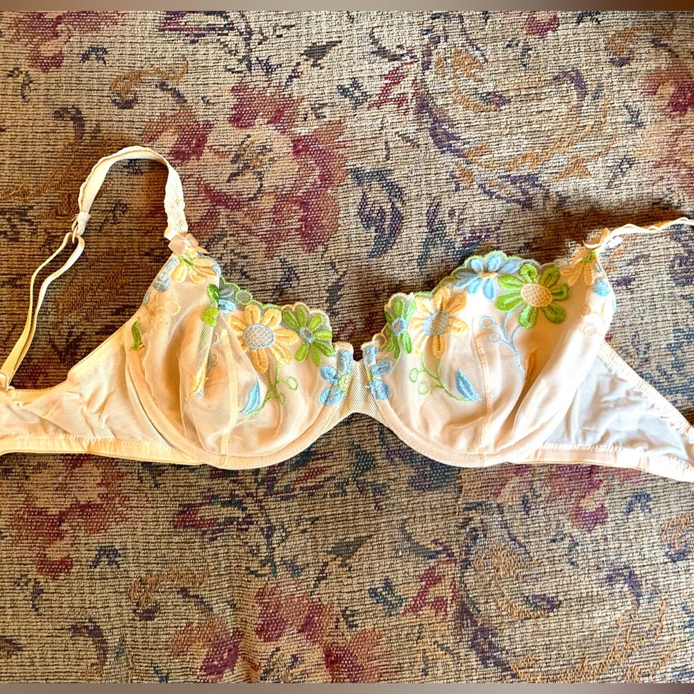 Bra by Victoria Secret.    34D. Great Condition.